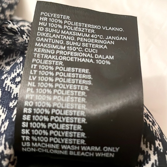 🦋 2 / $27. 🦋 H&M Size 8 collared, button down sleeveless navy and cream shirt. - Picture 5 of 6